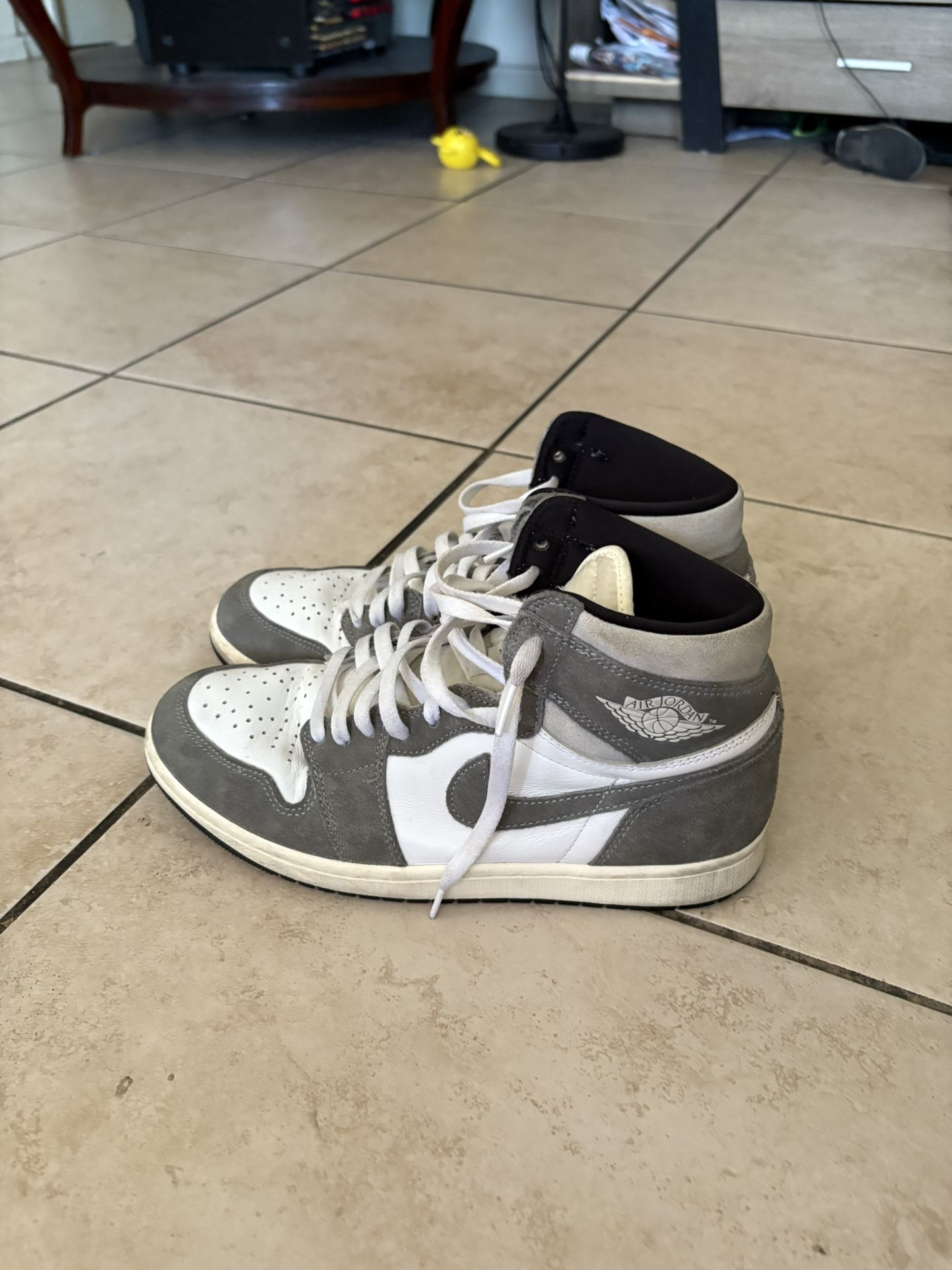 Jordan 1 GREY N WHITE
