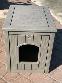 LIKE NEW PET HOUSE