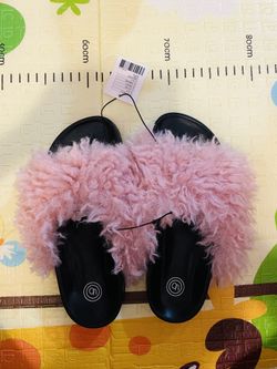 Plush slippers Size: 6