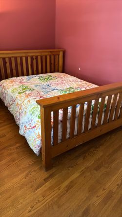 Wooden bed frame (Queen)