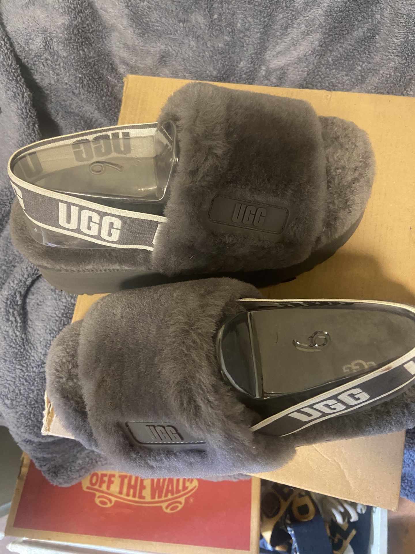 UGGS SLIPPERS