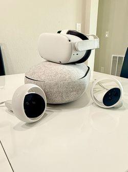 Meta Quest 2 Standalone VR Headset 90Hz White w/ Touch Controllers & Case