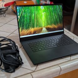 Razer Blade 15" - GTX 1070 Max-Q, 144Hz, i7-8750H, 16GB RAM, 512GB SSD