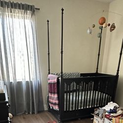 Baby Crib With Pillars 