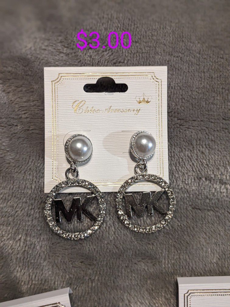 Aretes Buy 2 for $6 get 1 free