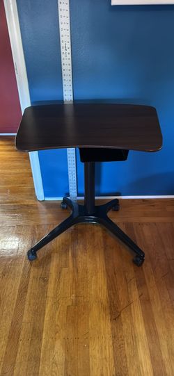 Height adjustable desk on wheels