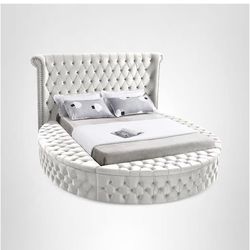 Meridian Furniture Luxus Collection Modern | Contemporary Round Shaped Velvet Upholstered Bed with Deep Button Tufting and Footboard Storage, King, Cr