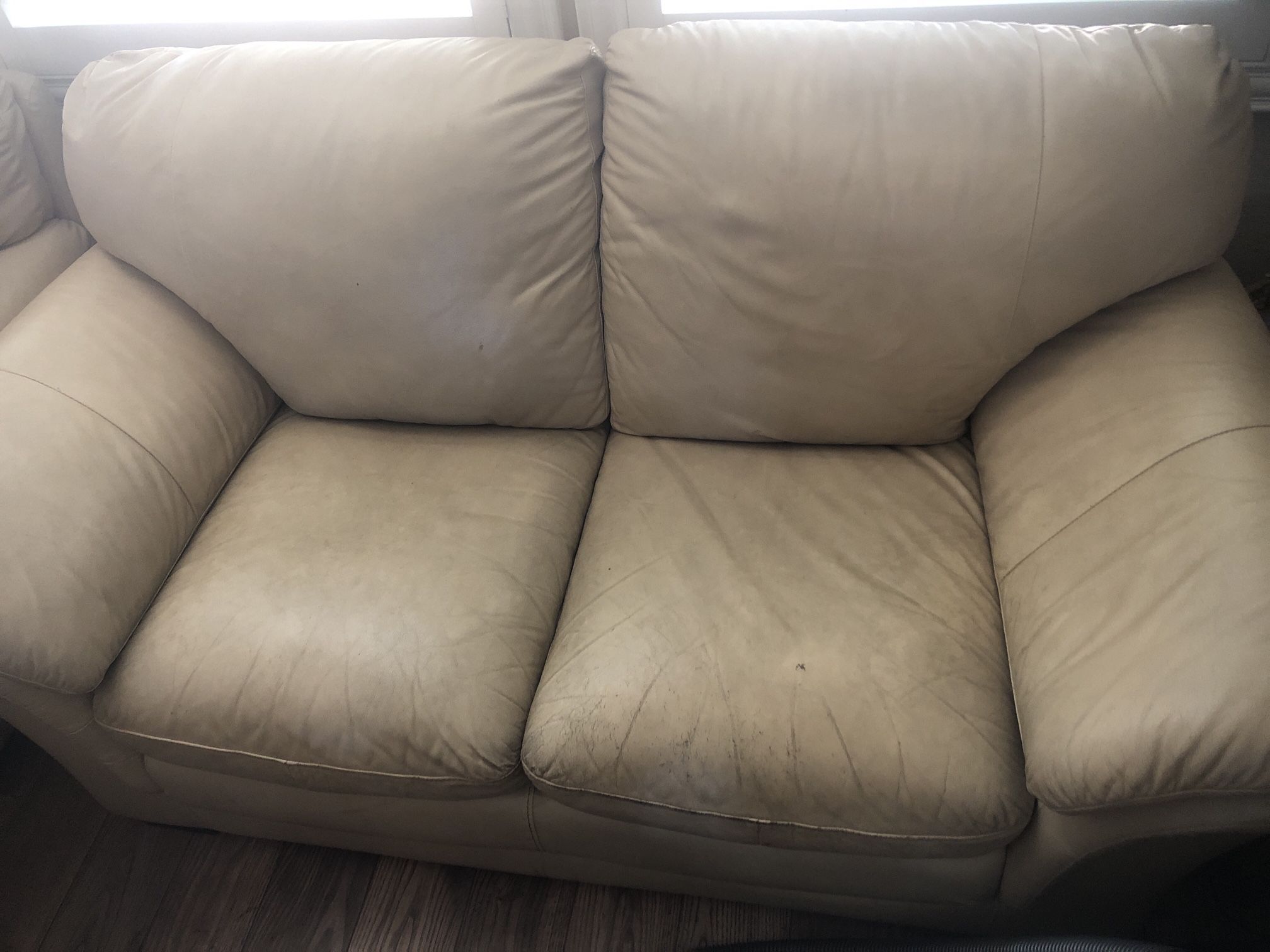 Leather Sofa 2 Piece Set (2 & 1 Seat) Need Clean Then Go As New. Retail 1700
