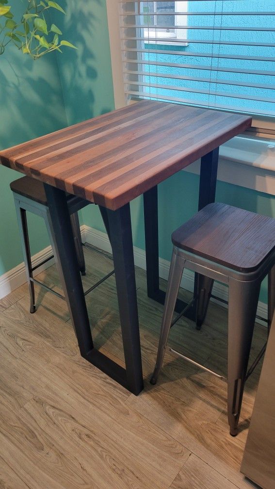 Breakfast Nook High Table W/matching Stools