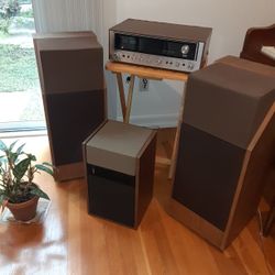 Vintage Stereo And Speaker Set Up.