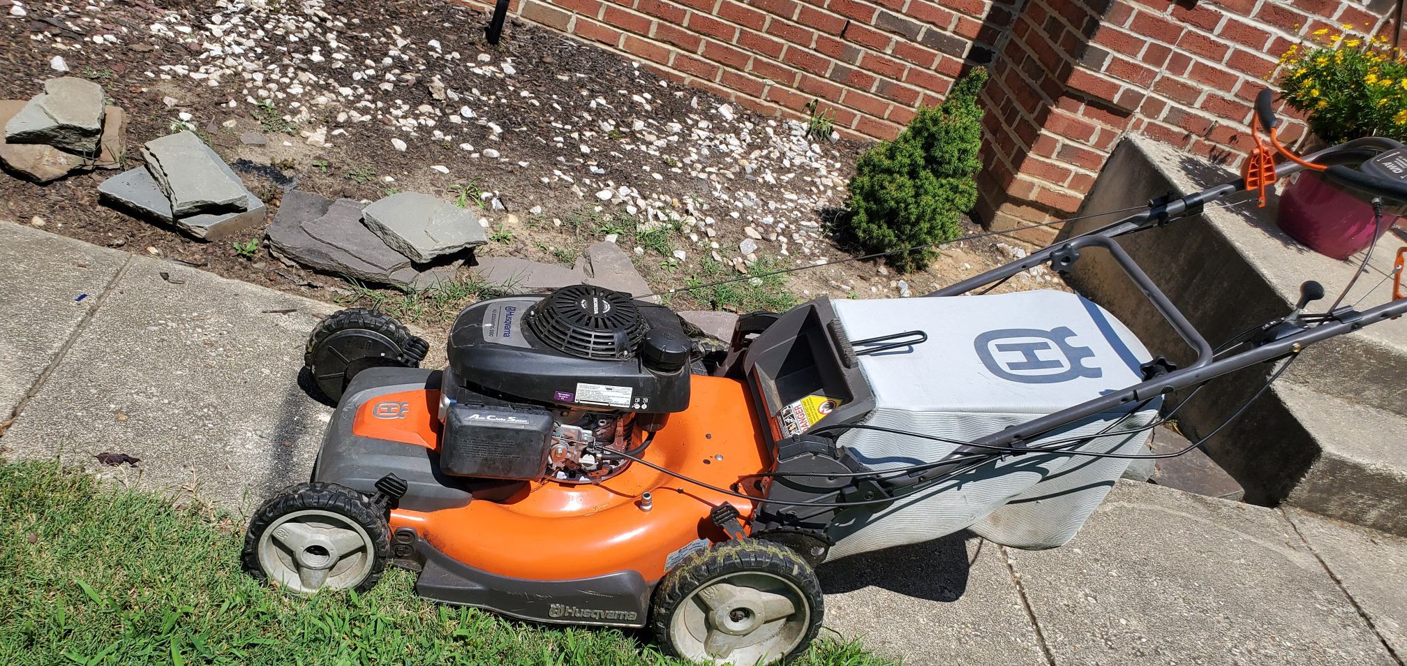 Husqvarna 800 AWD lawnmower self propelled works great, withBBC