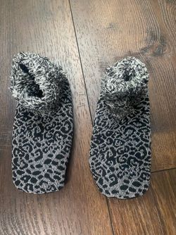 Women’s black sparkle slippers size 6/7