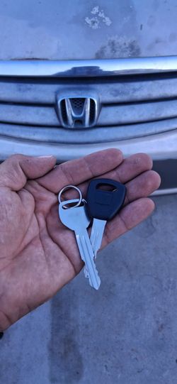 Car Keys And Remotes  / Llaves De Carro Y Controlles