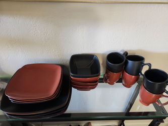 Dinnerware plate set