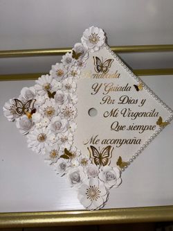 Custom graduation cap topper  Adorno para birrete de graduación 👩‍🎓  Ya disponible para tomar pedidos  Elige , inspírate en un modelo  Que te guste 