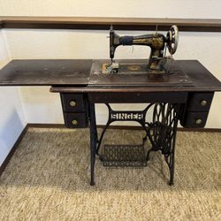 1906 Antique Singer Sewing Machine Including Items in Drawers H Series