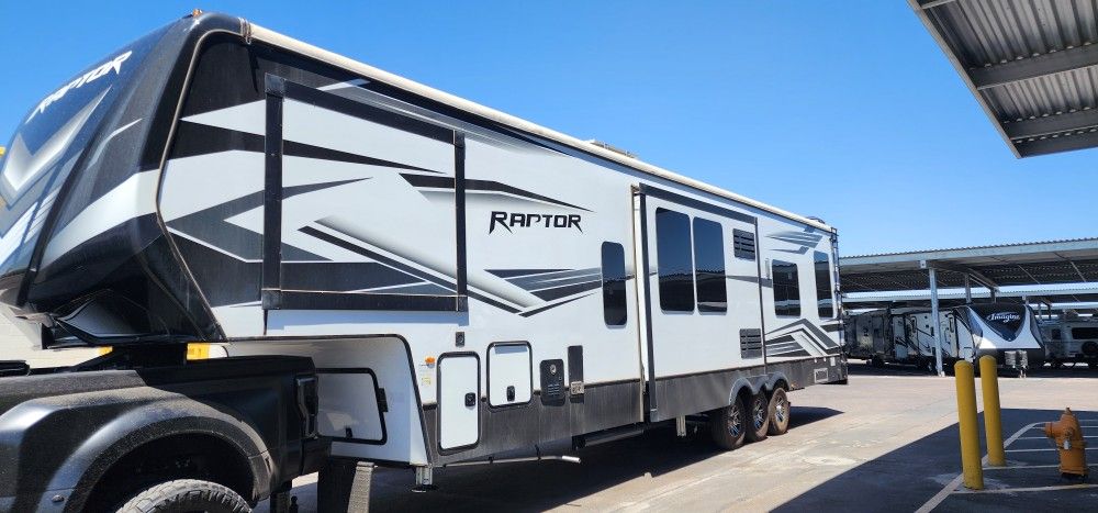 2022 Keystone Raptor 423 Toy Hauler