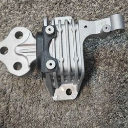Left Transmission Mount for 2014-2019 for Jeep Cherokee 2.4L for Auto.