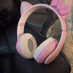 Hello Kitty Bluetooth Earphones -Lights Up