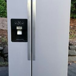 Brad New! Whirlpool Refrigerator W33xD30xH67 Inches