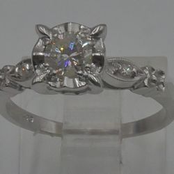 14KT WHITE GOLD RING 2.4 GR SIZE 6.25;  ROUND 0.45-0.50PTS SI1 CLARITY G COLOR ; SIDE 2 STONES 0.01 PTS. 867951-2. MINT CONDITION
