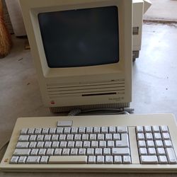 Vintage Macintosh SE FDHD Computer with Keyboard