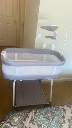 Simmons Kids Shooting Star Rocking Basinet With Airflow Mesh