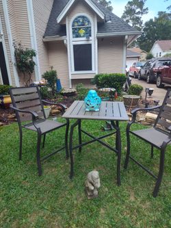 TALL metal bistro pub table and chairs very good condition like new nice gift