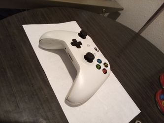 WIRELESS CONTROLLER FOR XBOX ONE does not include battery
