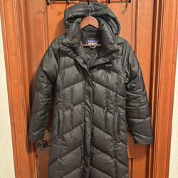 Like New Patagonia Women's Down With It Parka Women’s Size Small, Black 