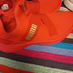 Pumas Size 9 Womens