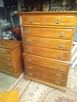 Like new dresser an chest solid wood no flaws