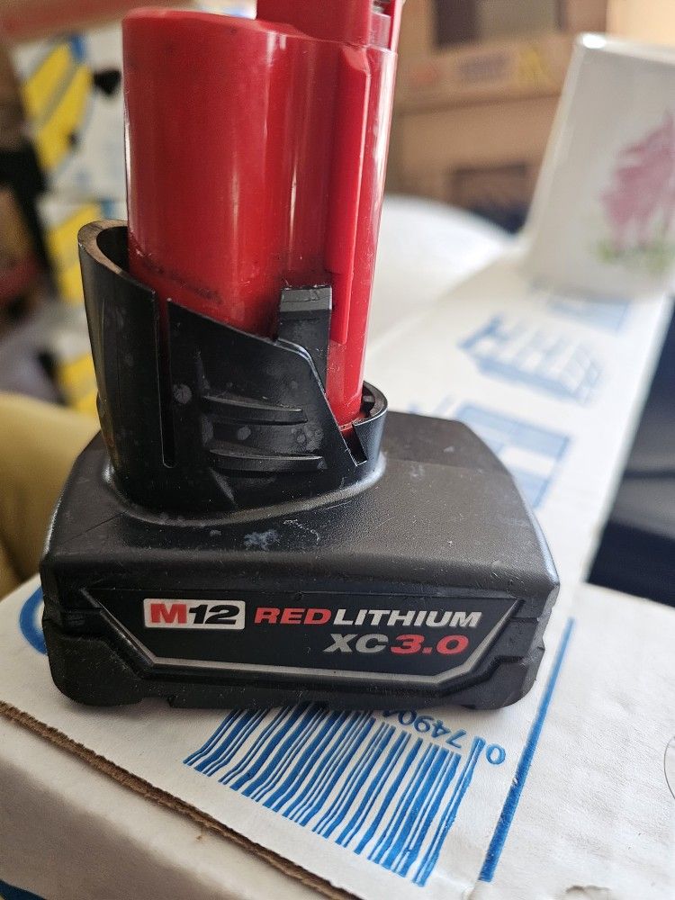 MILWAUKEE M12 12V 3.0 BATTERY IN EXCELLENT WORKING CONDITION, Lightly used.