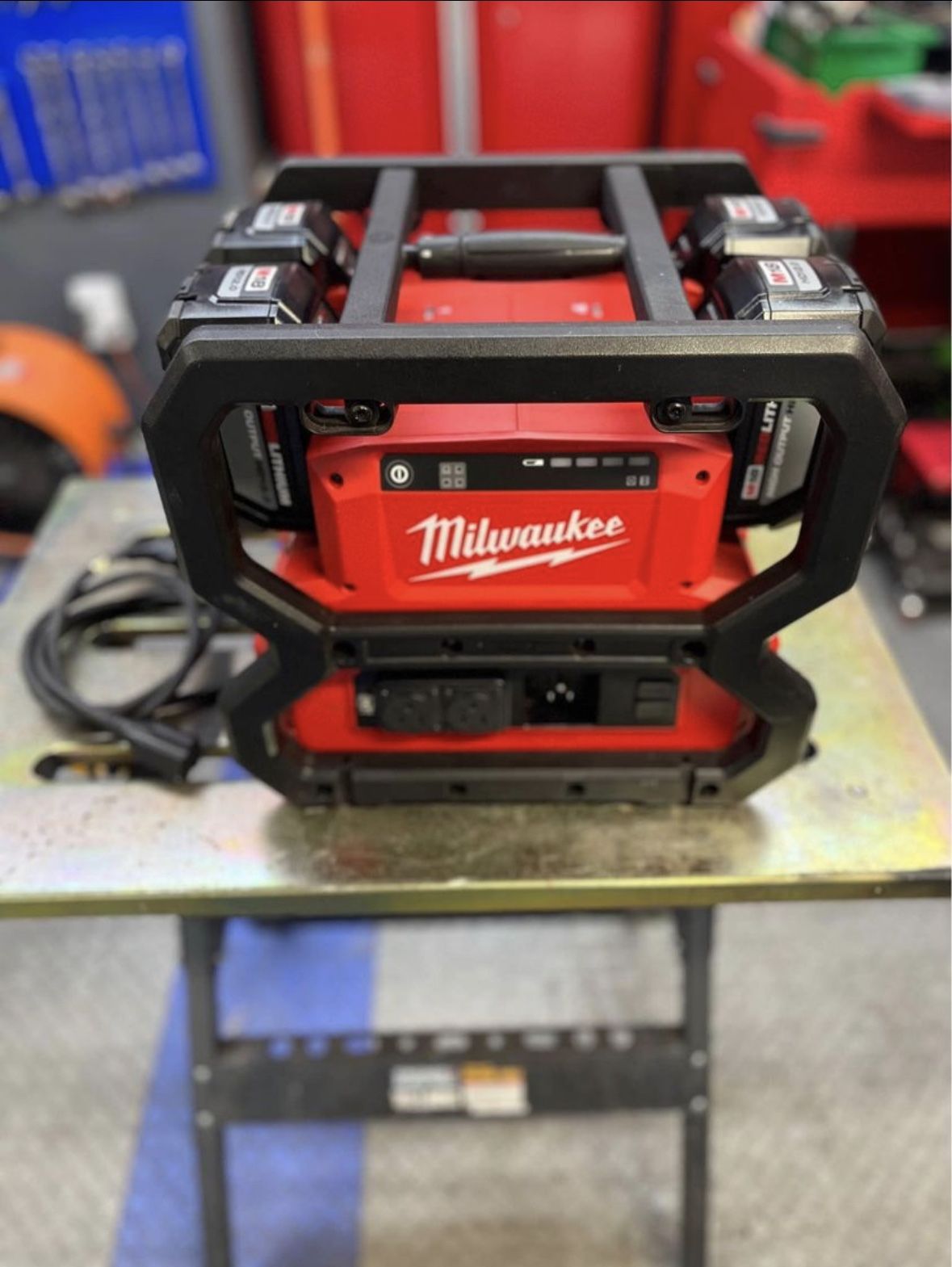 Milwaukee M18 Portable Generator w/ qty(4) 12AH batteries