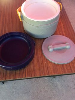 Portable pet food container