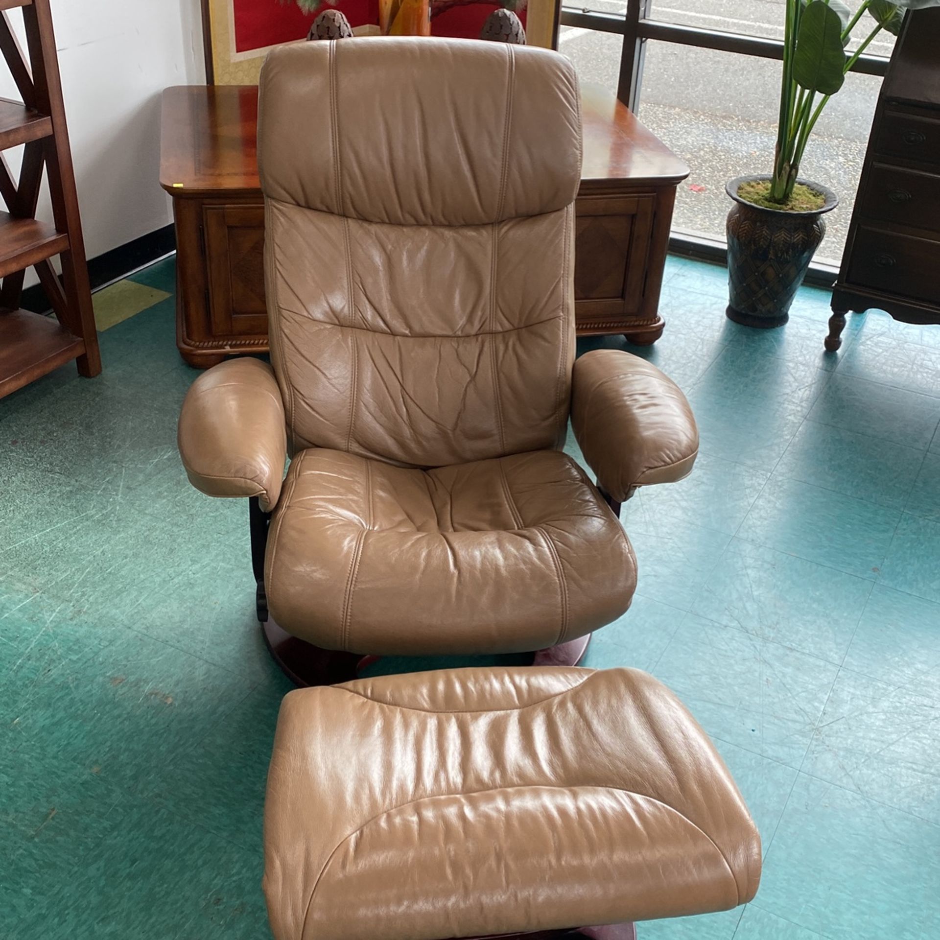 LANE Leather Stressless Chair & Ottoman 