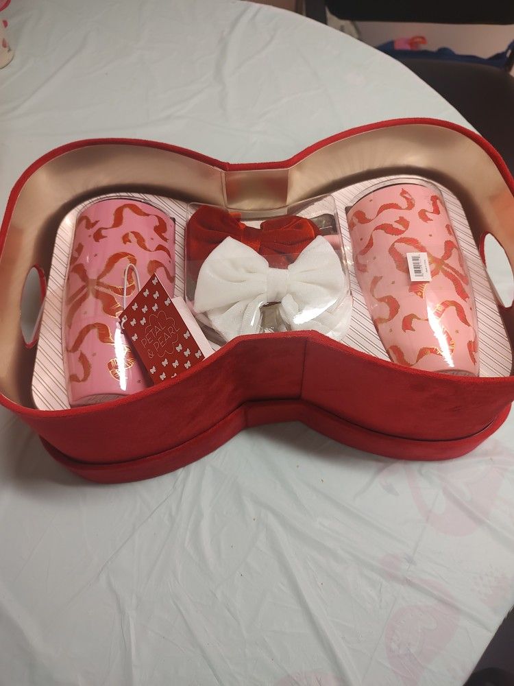 Petal And Pearl Gift Box With Bows And 2 Tumblers 
