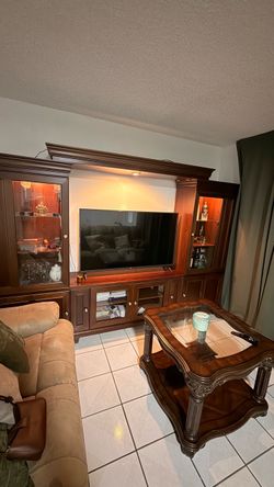 Se vende juego de Bar y TV como nuevo