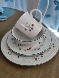 Winterberry Christmas 16 piece dish set