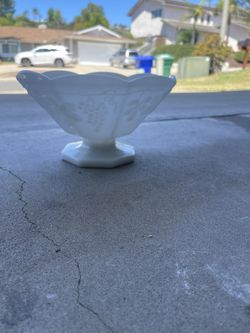 Vtg. Anchor Hocking Milk Glass Footed/Pedestal Bowl, Grape Leaf, USA.