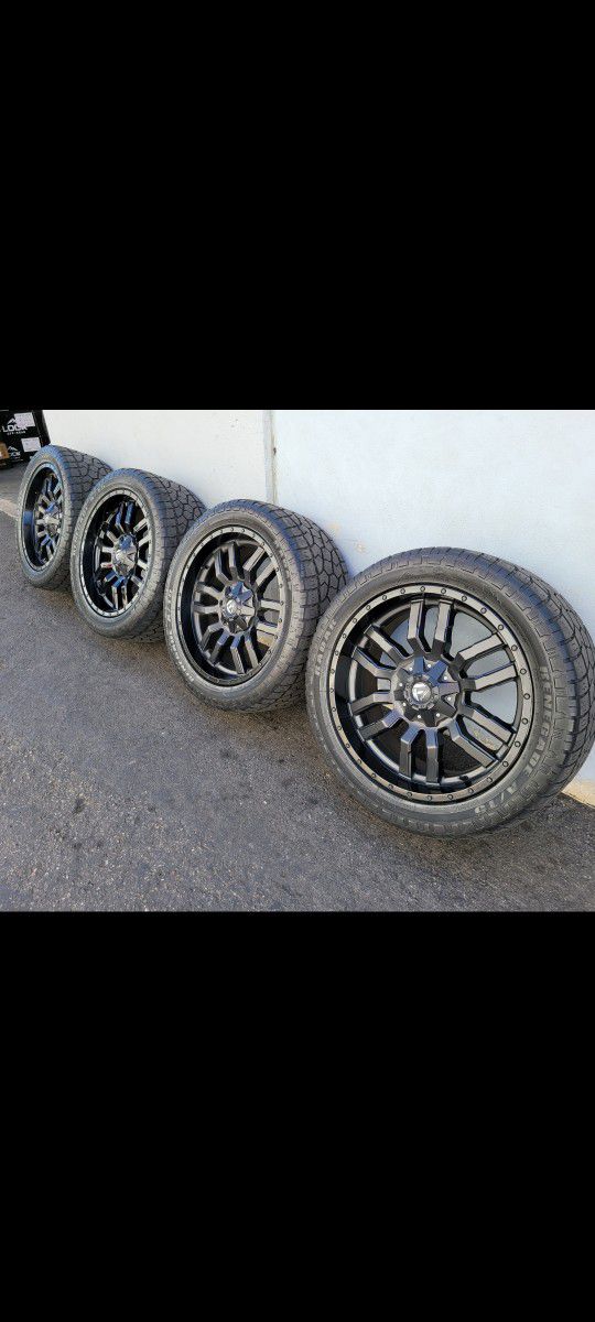 22" Fuel Sledge rims 33x12.50R22 tires