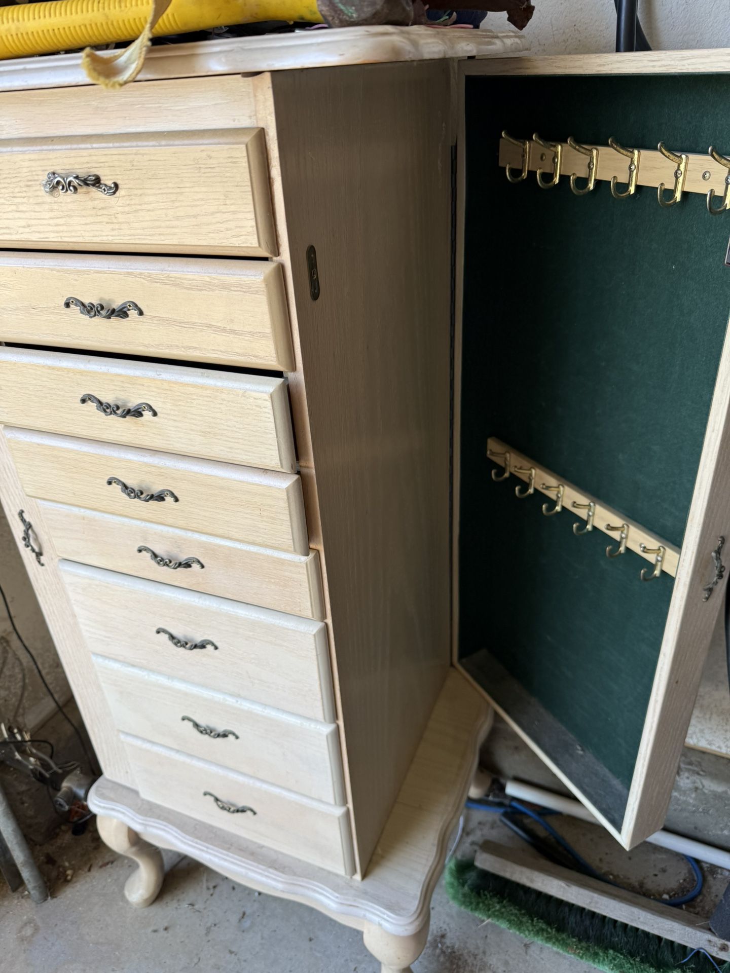 FREE Jewelry Stand -pending Pickup