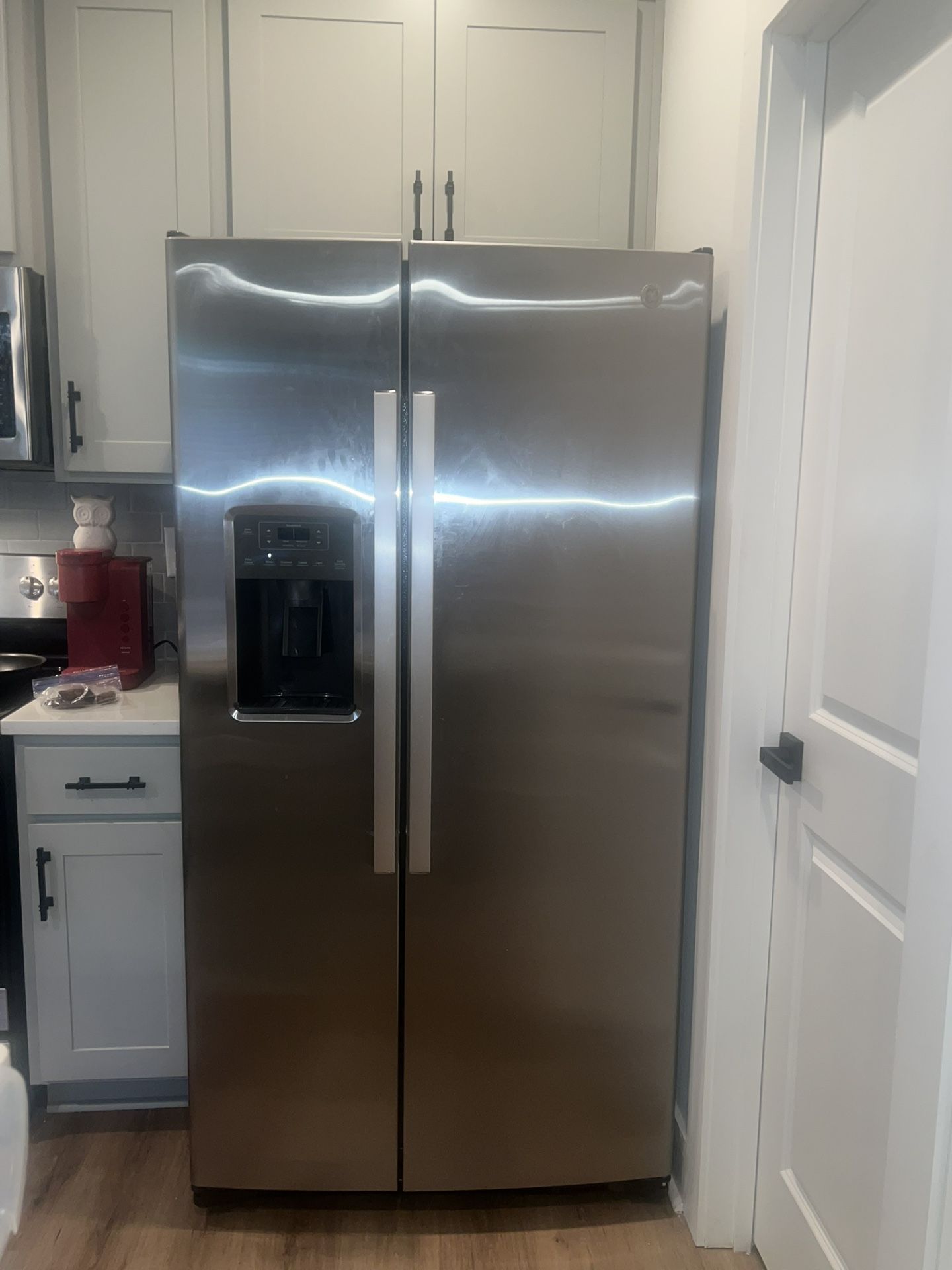 GE 25.3 Cu Ft Side By Side Refrigerator