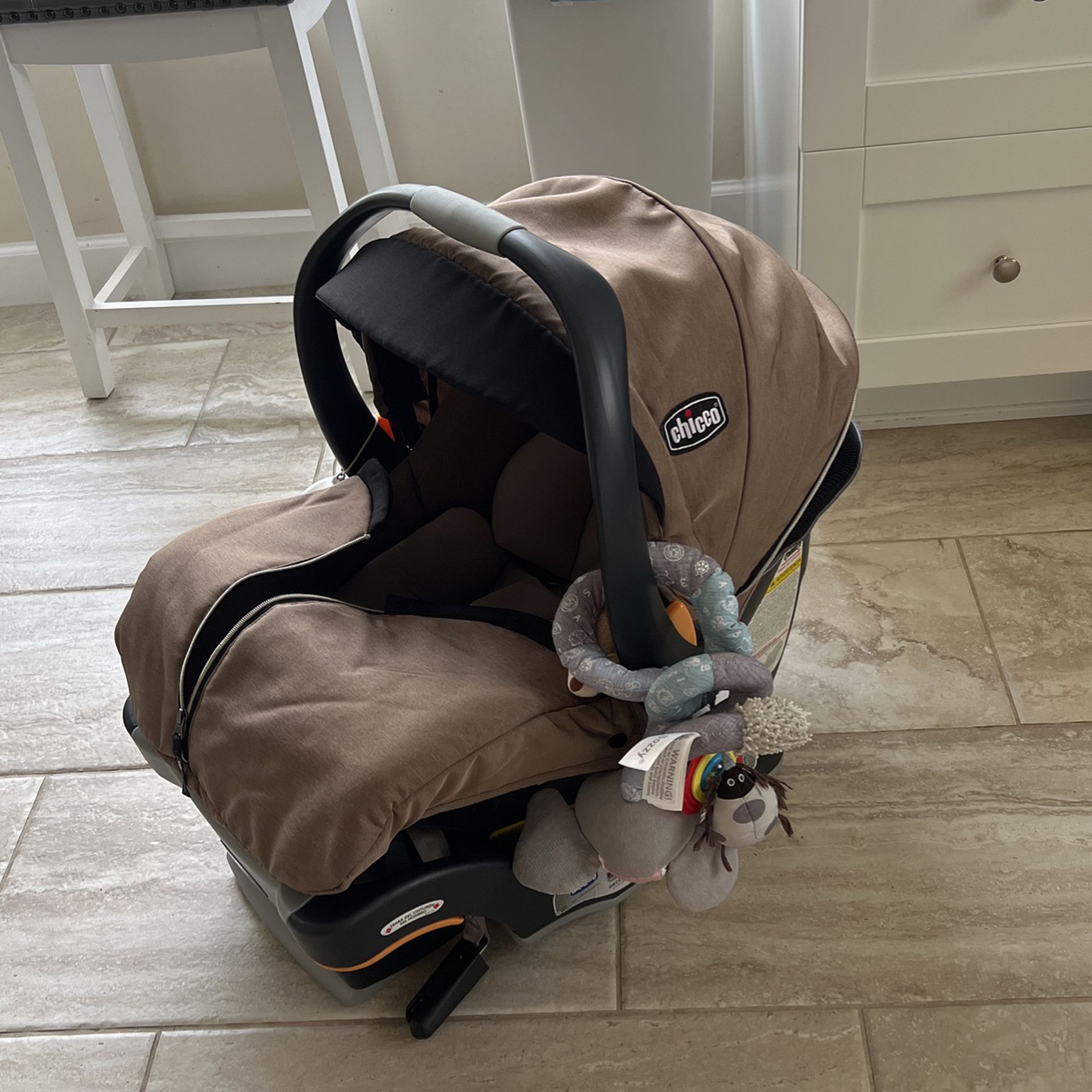 Chicco Fit2 Infant & Toddler Car Seat +base 