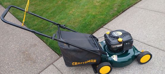 Very nice starts easy runs perfect Craftsman push lawn mower with Briggs & Stratton 6.5 HP