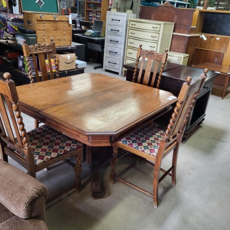 Antique/ Vintage Eastlake Dining Table Set. 4 Chairs Included. Rustic. Farmhouse