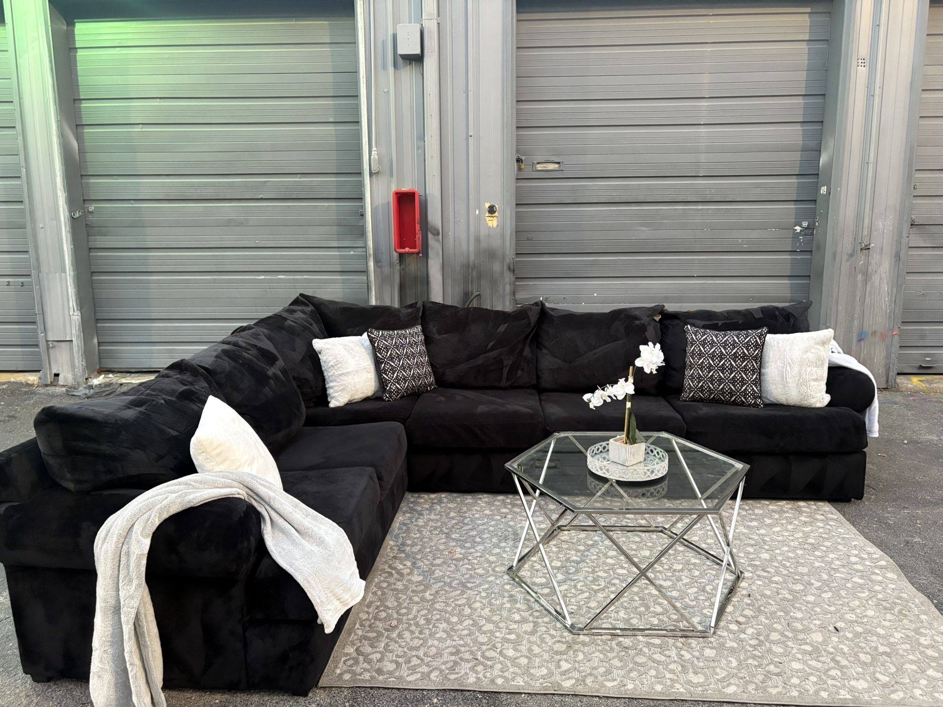 Sectional/couch/sofa, material:plush,color, black, 140x102,delivery available 🚚