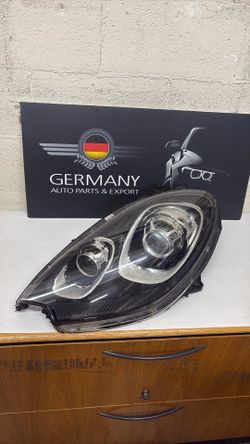 Porsche Macan 25-18 rh headlamp Oem