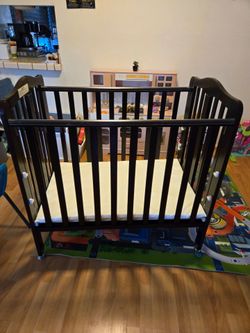Folding portable crib