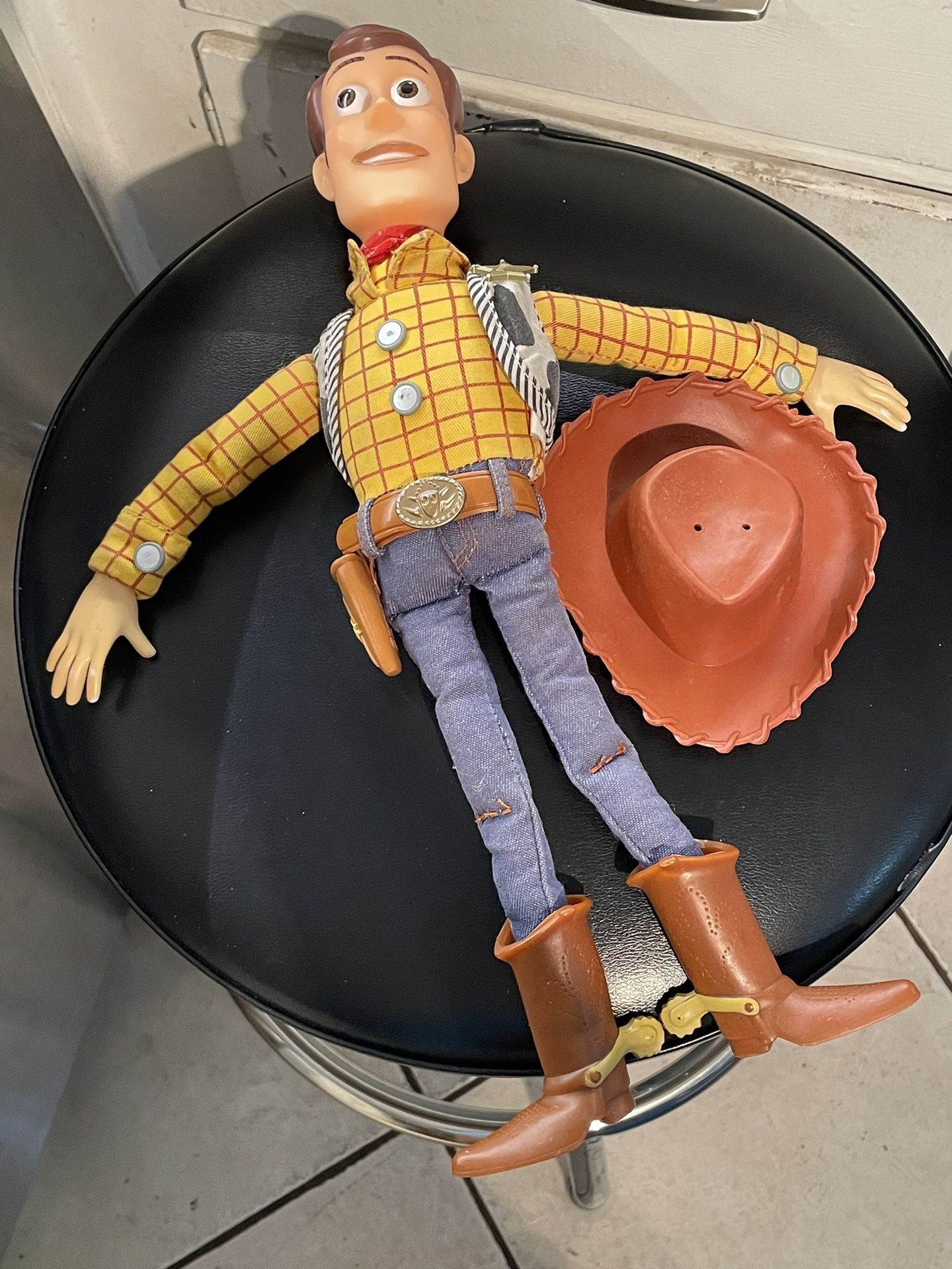 Talking Toy Story, Woody And Jesse Dolls With Hats And Batteries